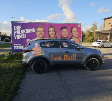 Ivo Rulli auto parkimas Viimsi 200 välireklaami bänneri ees