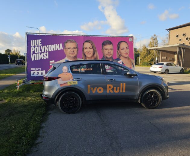 Ivo Rulli auto parkimas Viimsi 200 välireklaami bänneri ees