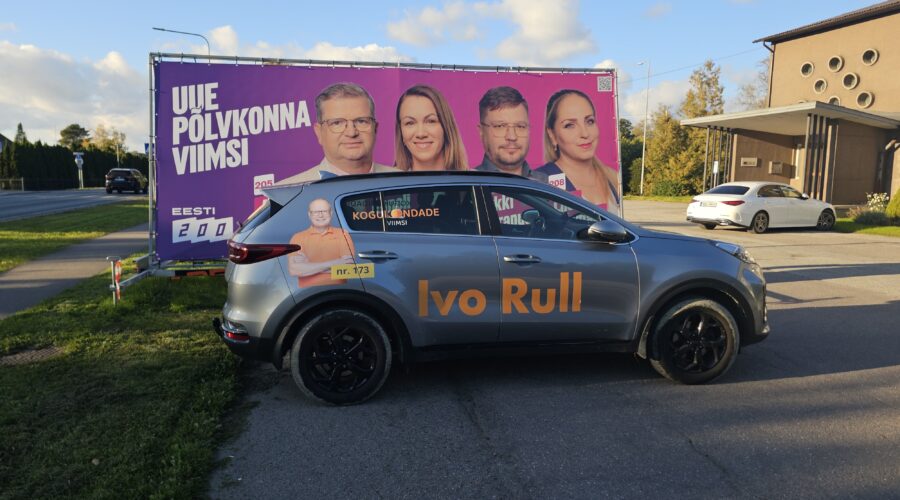 Ivo Rulli auto parkimas Viimsi 200 välireklaami bänneri ees